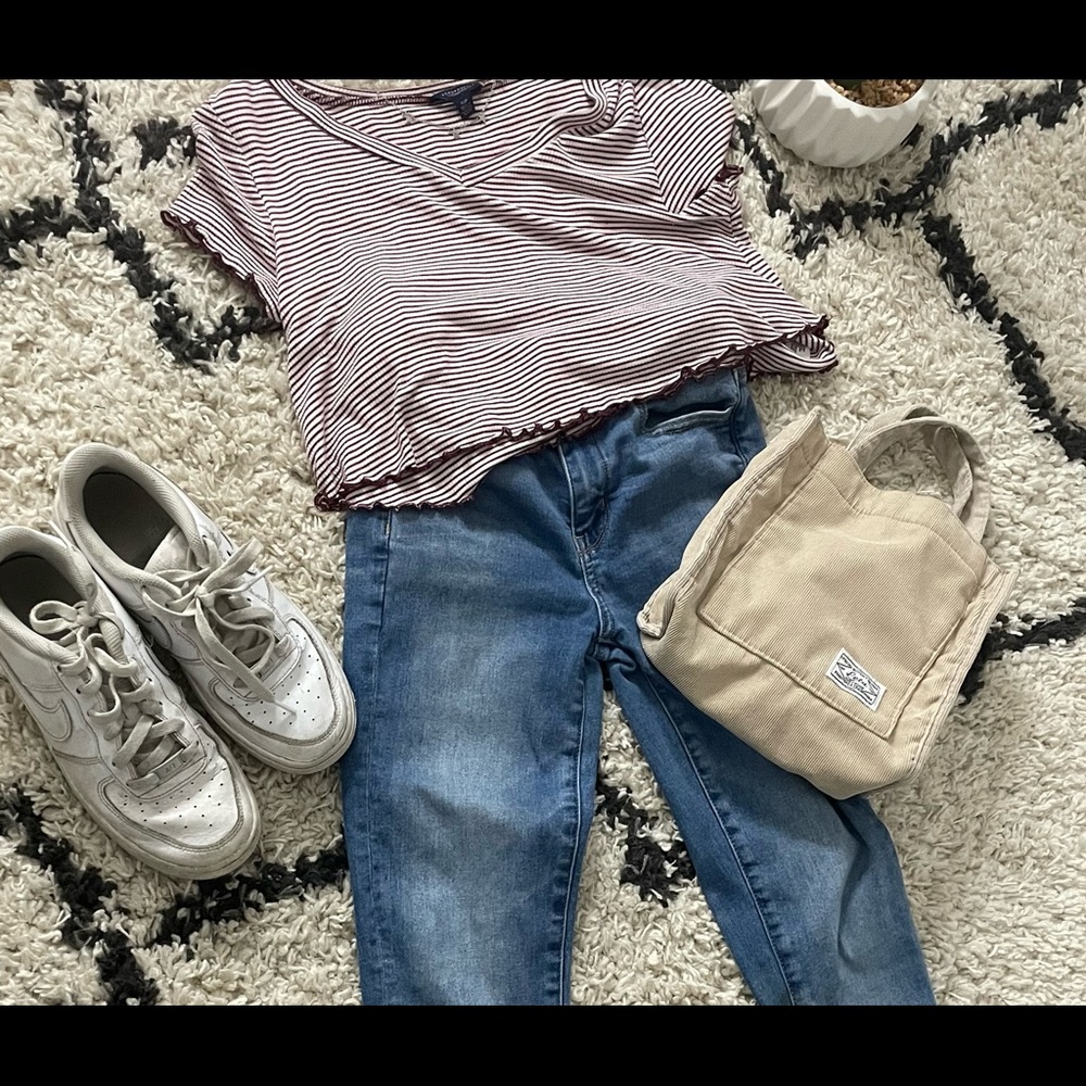 Short sleeved crop top.